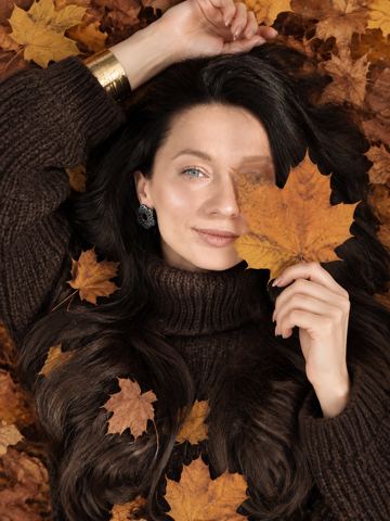 Autumn photos — Autumn portrait with a maple leaf