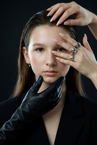 Women's portraits — Portrait focused on the hands