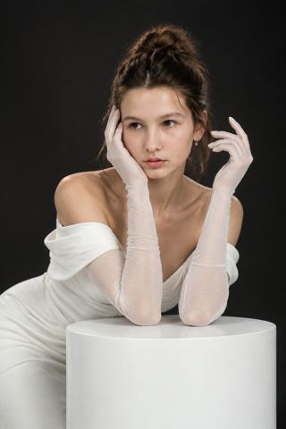 Women's portraits — Elegant studio portrait in gloves
