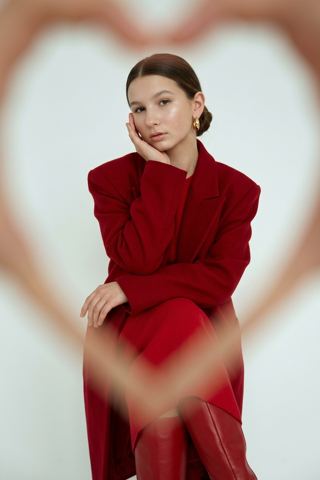 Women's portraits — Style in red, the look of love