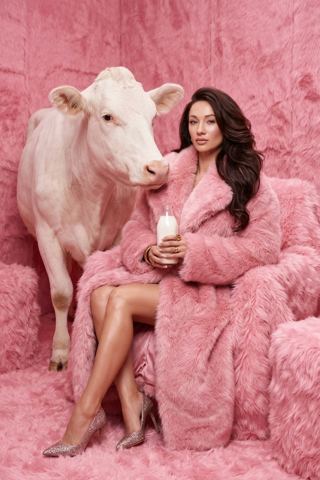 Women's portraits — Pink glamour with a cow