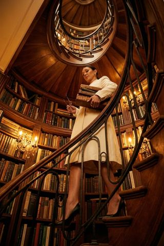 Women's portraits — Intellectual style in an old library