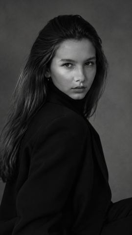 Women's portraits — Black-and-white studio over-the-shoulder look