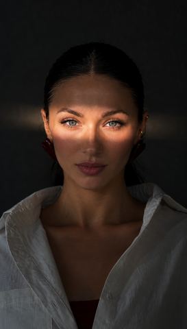 Women's portraits — Dramatic chiaroscuro portrait