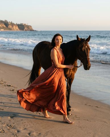 Women's portraits — Grace on the ocean shore