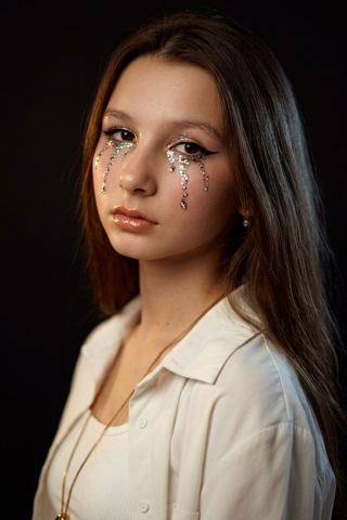 Women's portraits — Dramatic glitter portrait